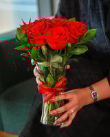 مزهرية ورد أنيقة من ورد الجوري الأحمر