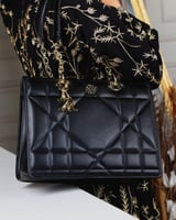 ‎ شنطة نسائية من الجلد باللون الأسود