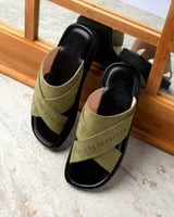 زيبرية رجالية من المخمل بلون أخضر