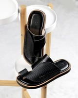 زيبرية رجالية من الجلد بلون أسود