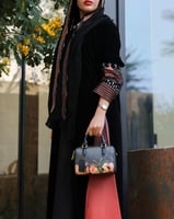 شنطة نسائية بتصميم أنيق بلون أسود