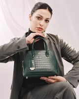 شنطة نسائية أنيقة من الجلد بلون أخضر