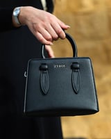 شنطة نسائية من الجلد بلون أسود