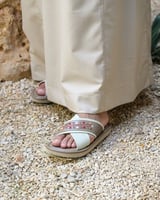 حذاء شرقي رجالي بلون بني و أبيض