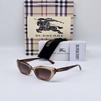 نظارة شمسية نسائية من ماركة بربري