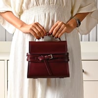 شنطة نسائية كاجول سوداء بتصميم عملي وأنيق مع حزام...