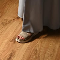 شبشب نسائي طبي بتصميم مفتوح مع نعل مريح