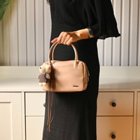 شنطة نسائي كاجول سوداء بتصميم عملي مع قفل معدني