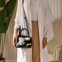 شنطة نسائي كاجول سوداء بتصميم عملي مع قفل معدني