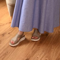 صندل نسائي طبي أسود بتصميم مفتوح من الأمام مع نعل...