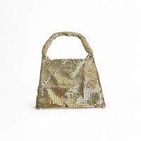 شنطة كتف معدنية , مصممة بطريقة حديثة , تجعل اطلالت...