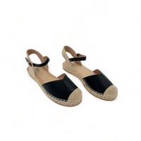 صندل نسائي باللون البني بتصميم كاجوال مفتوح مع نعل...