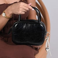 شنطة يد , تصميم لافت , حجم مناسب , وتأتي بحزام كتف...