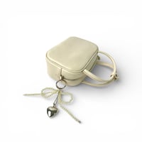 شنطة يد , تصميم لافت , حجم مناسب , وتأتي بحزام كتف...