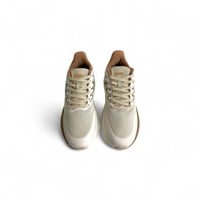 جزمة سبورت نسائي , ناعمة مع بطانة مريحة .