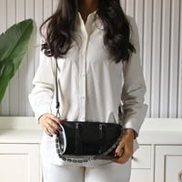 شنطة نسائي كاجول من الجلد اللامع بتصميم كتف مع مقب...