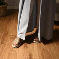 شبشب نسائي طبي بتصميم مفتوح مع نعل مريح