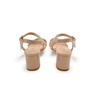 صندل نسائي بتصميم كعب عريض