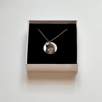 قلادة فضي مدورة مع كرستالة