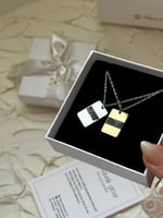 قلادة ذهبية مستطيلة - نحت صورة على الوجهين