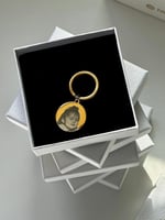 ميدالية مفتاح ذهبي شكل دائري - نحت صورة على الوجهي...