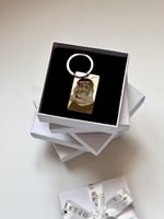 ميدالية مفتاح فضي شكل مستطيل- نحت صورة على وجة واح...