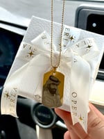 تعليقة سيارة ذهبية - نحت صورة على الوجهين