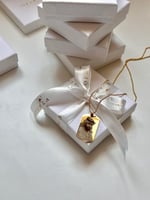 تعليقة سيارة ذهبية - نحت صورة على الوجهين