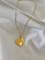 قلادة القلب ذهبي