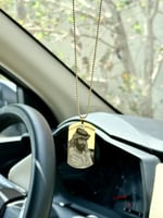 تعليقة سيارة ذهبية - نحت صورة على اوجة واحد