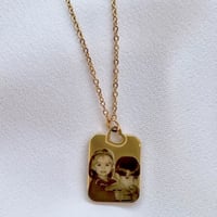 قلادة مستطيل مع قلب ذهبي