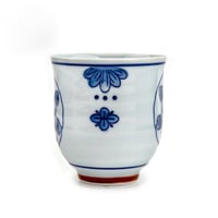 كوب فخاري بقاعدة برسمة زهور زرقاء إبداعية