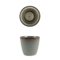 كوب فخار رمادي متداخل مع ازرق بحواف بني