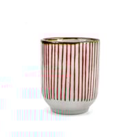 كوب فخار أبيض بخطوط حمراء و حواف بنية