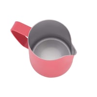 بتشر الحليب باللون الوردي