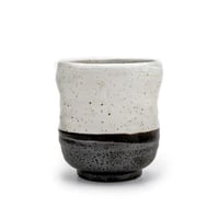 كوب فخار برسم رمادي وابيض واسود