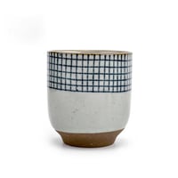 كوب الفخار الرمادي المقلم بالازرق بقاعدة واطراف بن...