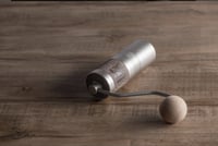 طاحونة كيو تو ونزبريسو باللون الخشبي | 1Zpresso Q2