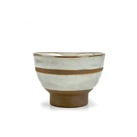 كوب فخار بقاعدة وحواف بنية