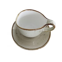 كوب رمادي مع طبق فخار بطراز عتيق أنيق