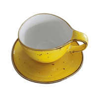 كوب أصفر مع طبق فخار بطراز عتيق أنيق