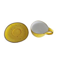 كوب أصفر مع طبق فخار بطراز عتيق أنيق