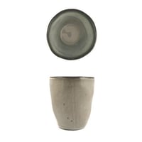 كوب فخار رمادي متداخل مع ازرق بحواف