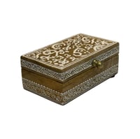 صندوق خشب نقشة بيضاء