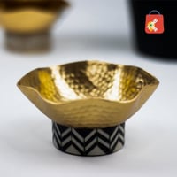 وعاء تقديم ذهبي بقاعدة خشب