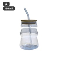 كوب زجاج مع مصاص زجاج