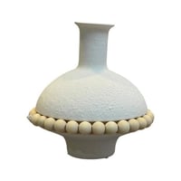 فازه بيضاء سيراميك مع سبحة