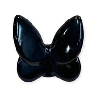 تحفه سيراميك شكل فراشة لون أسود