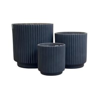 مركن اسمنتي أسود خطوط طولية