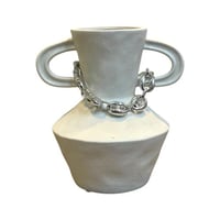 فازة ورد صناعي سيراميك مع عقد فضي